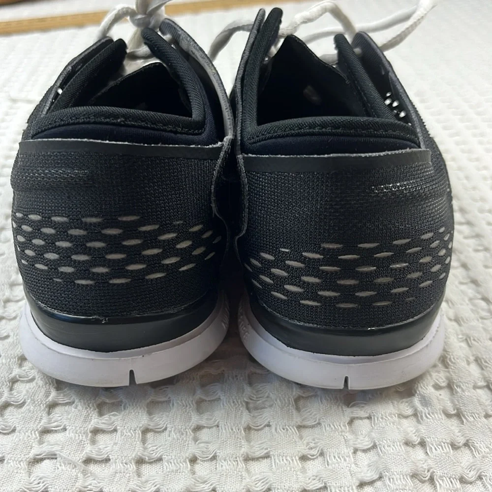 Nike Free Ladies Size 7-1/2 Black & White Running Shoes Pre Owned - Picture 13 of 14